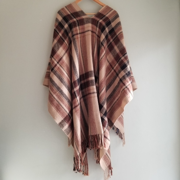 Plaid cape - Picture 6 of 8